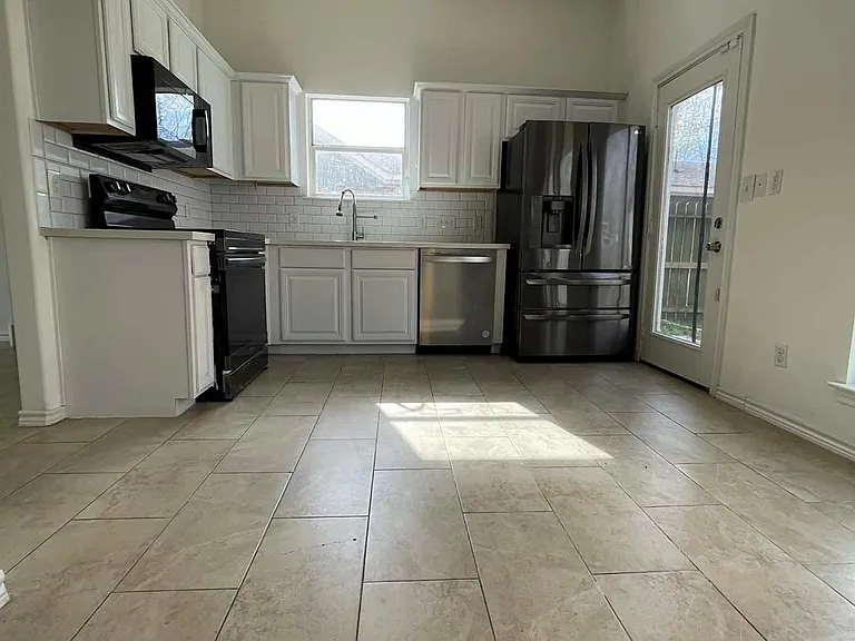 7916 Comal St — Photo 9