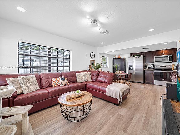 4th image of 6541 Miramar Pkwy