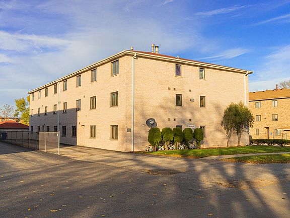 3rd image of 7110 W 108th St APT 303