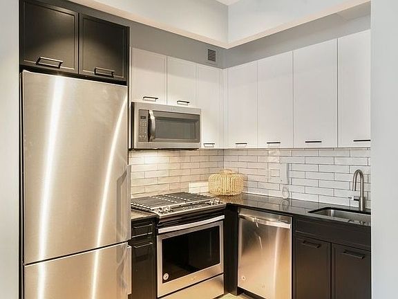 4th image of 63 Wall St APT 2510