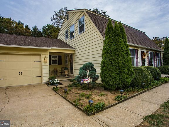 3rd image of 76 Garrisons Cir