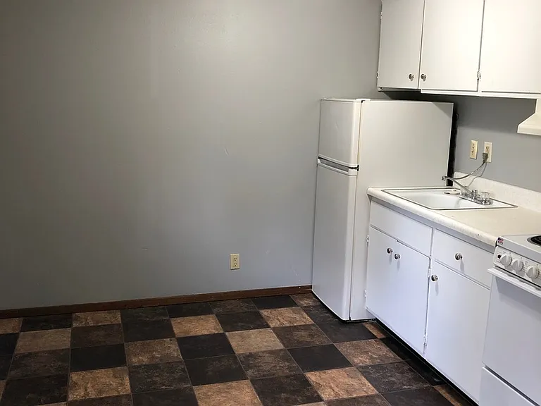 1553 E Ave NE — Photo 2