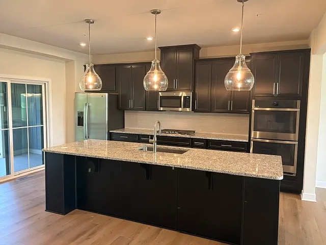 3 bed, 2857 sqft, $4,500 — Photo 2