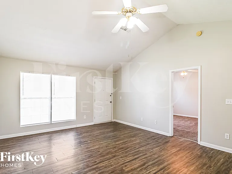 420 Underwood Ct — Photo 3