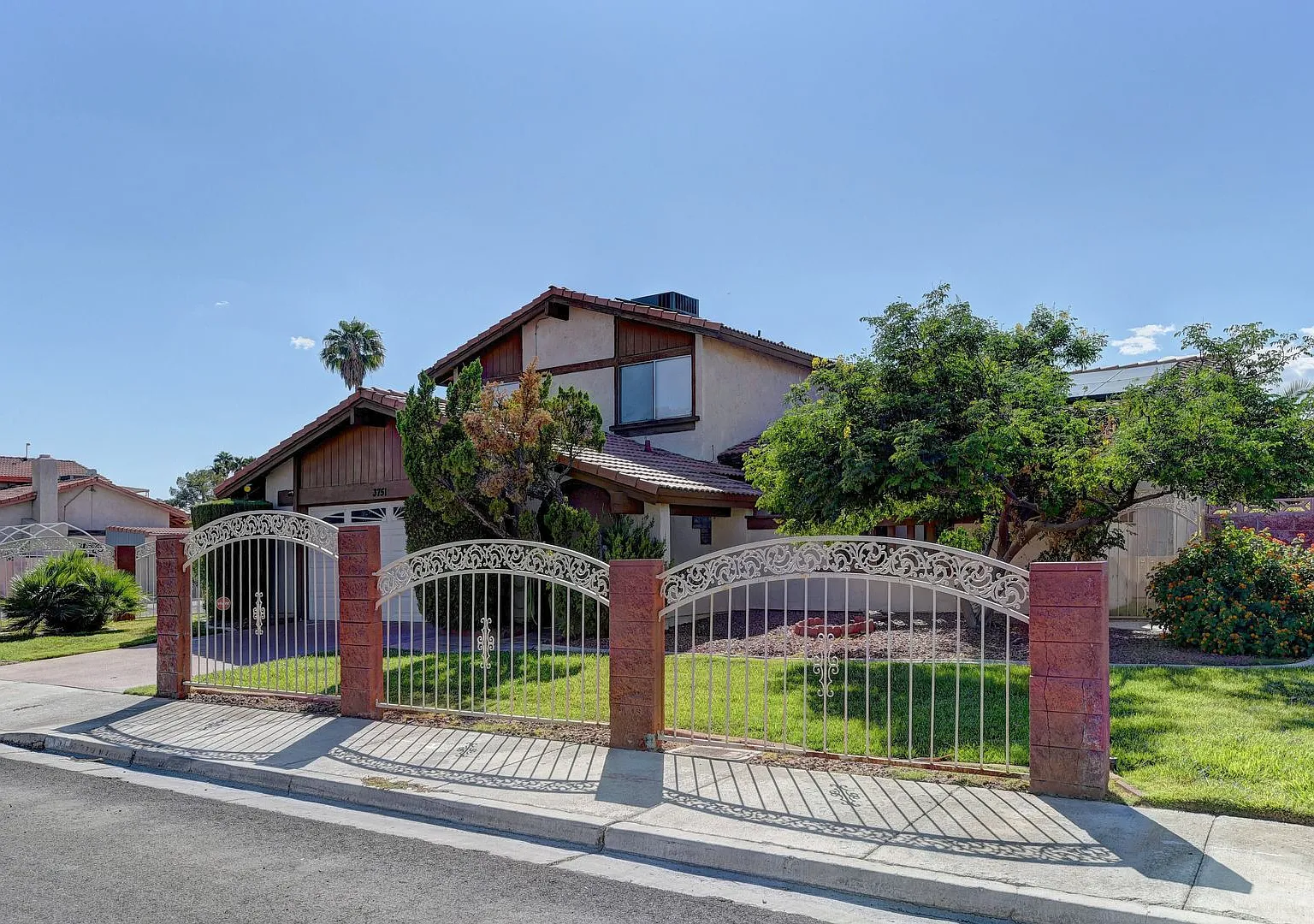 Discover this 4-bedroom, 2.5-bath historic beauty in the heart of Spring Valley, where Old Vegas ... — Photo 3