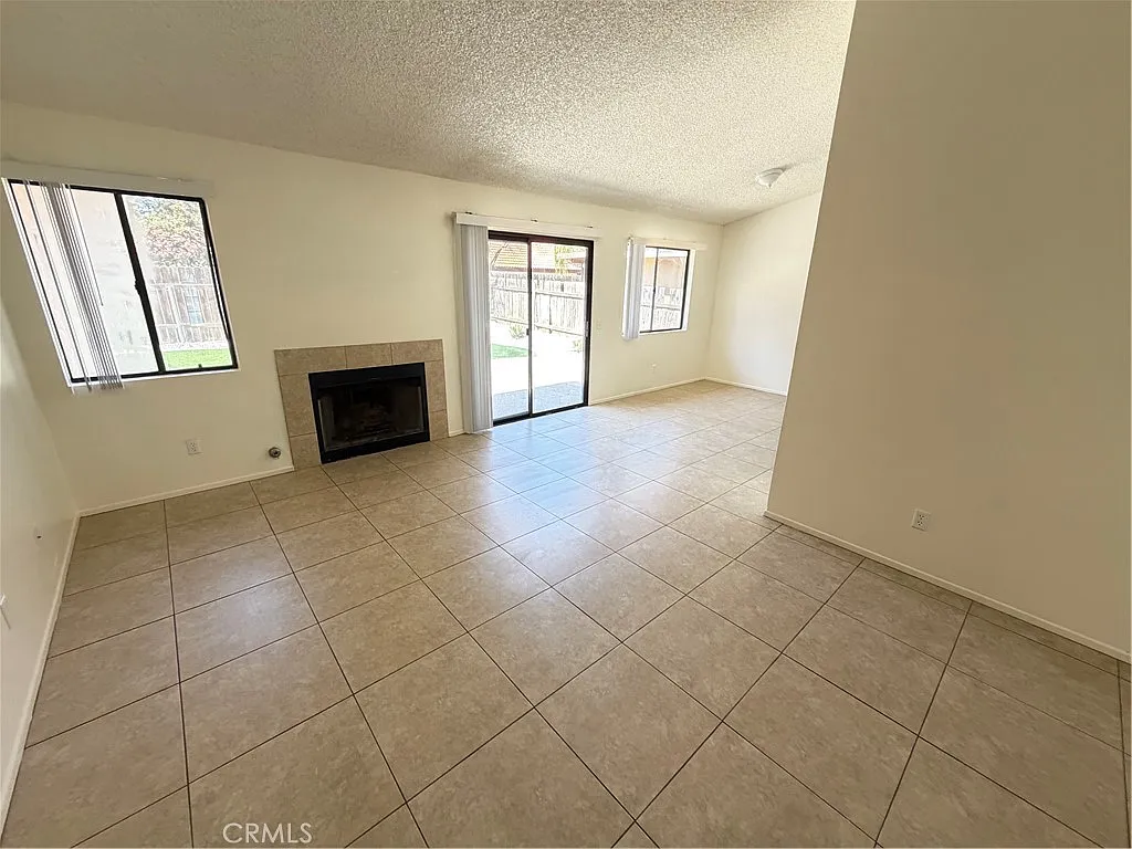 3 bed, 1276 sqft, $2,600 — Photo 3