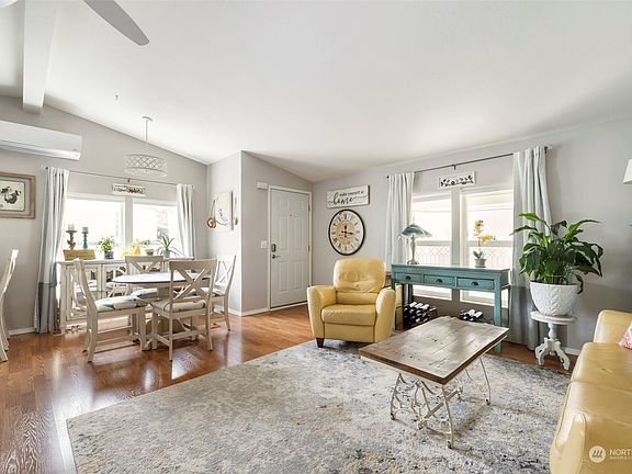 Beautiful hardwood floors.>