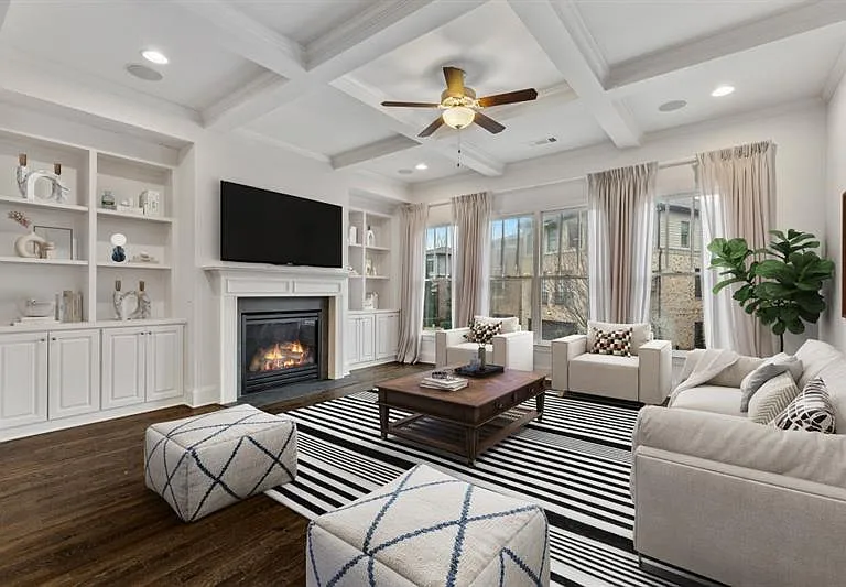 926 Canterbury Ln NE — Photo 4