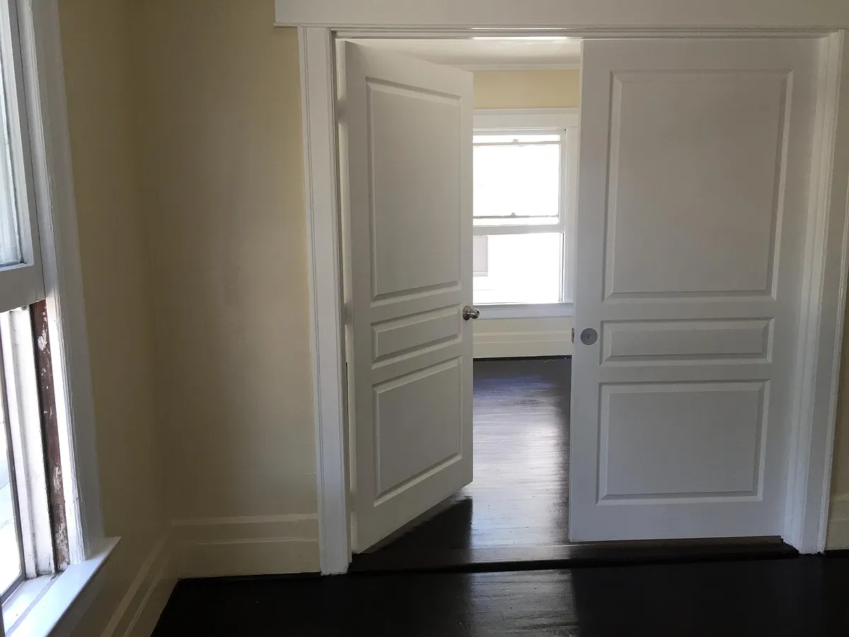 Building Photo - 304 S Oak Knoll Ave #304