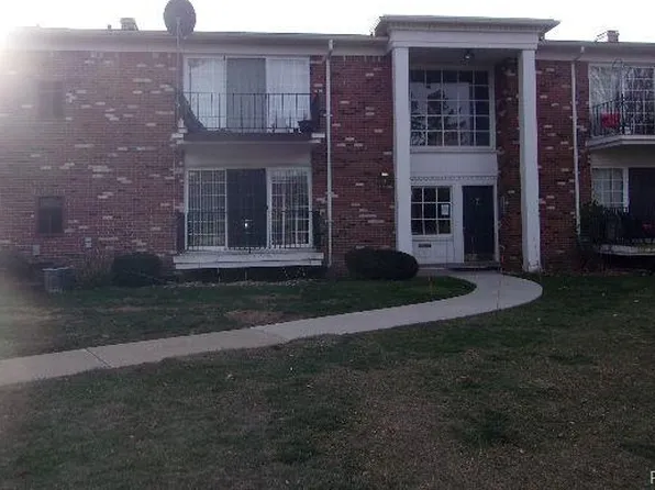 468 Fox Hills Dr S #A-1, Bloomfield Hills, MI 48304
