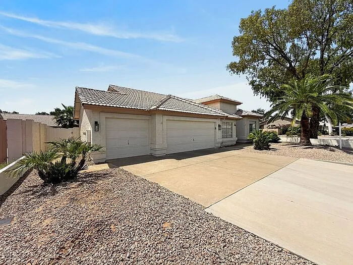 4 bed, 2.0 bath, 2090 sqft, $2,650 — Photo 3
