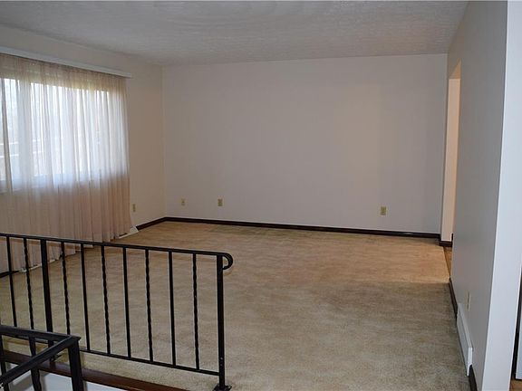 4th image of 70 Ross Ave