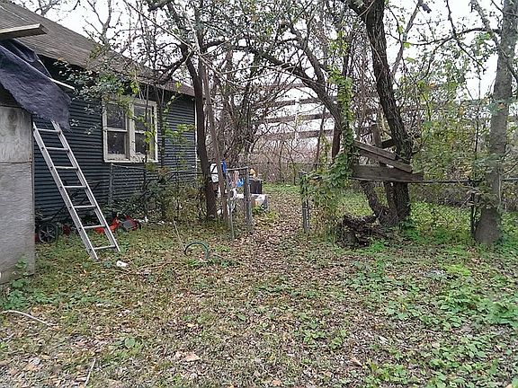 Piece of land in between