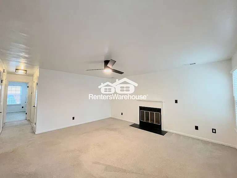 1843 Chantilly Ct #404 — Photo 11