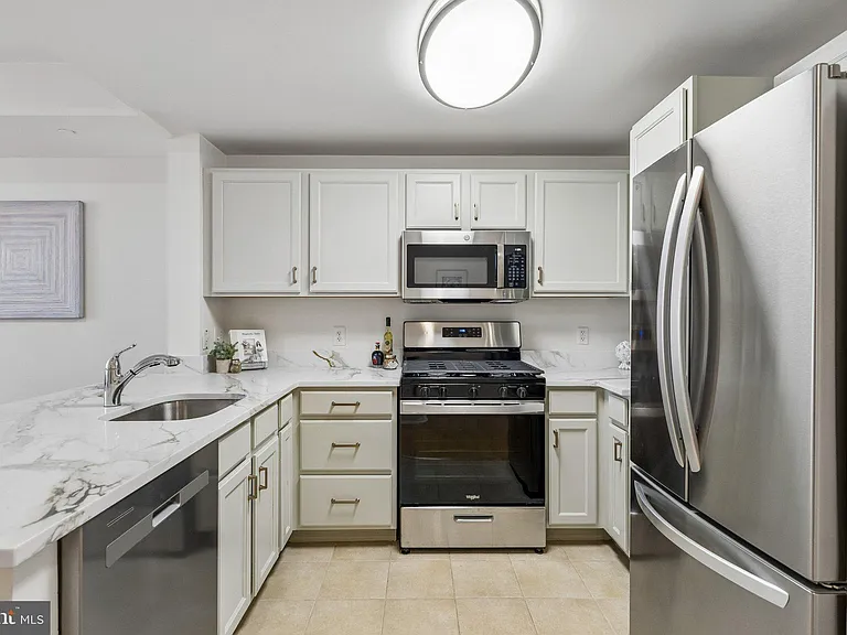 350 G St SW #N411 — Photo 8