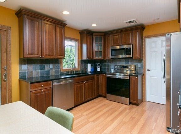 4th image of 18 Taylor St
