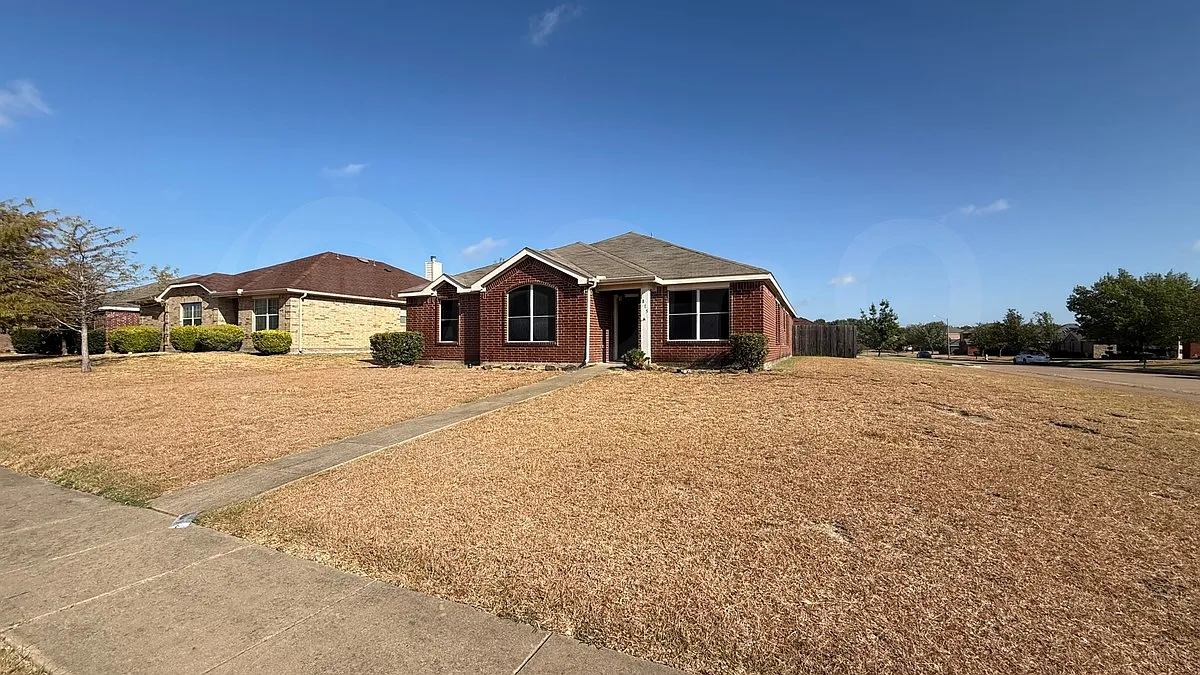 4 bed, 2.0 bath, 2076 sqft, $2,299 — Photo 2