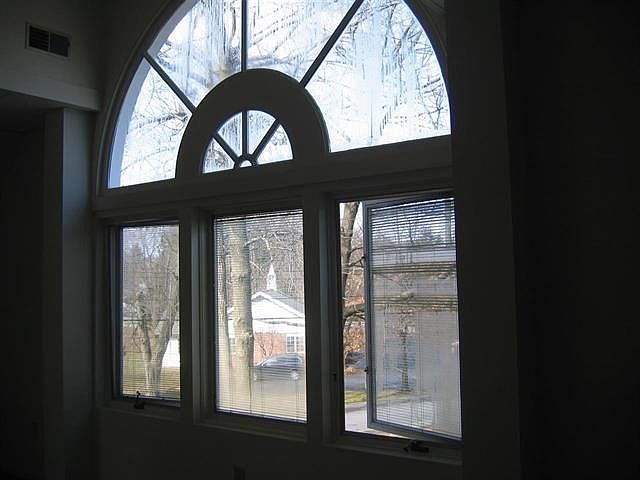2nd image of 840 Kenwood Ave