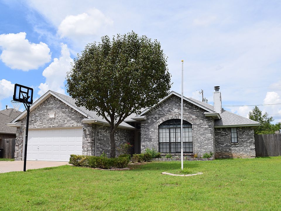 1st image of 2513 Highland Dr