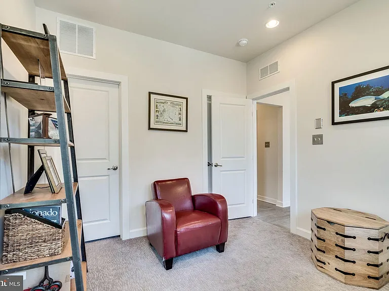 1133 S Monroe St — Photo 45