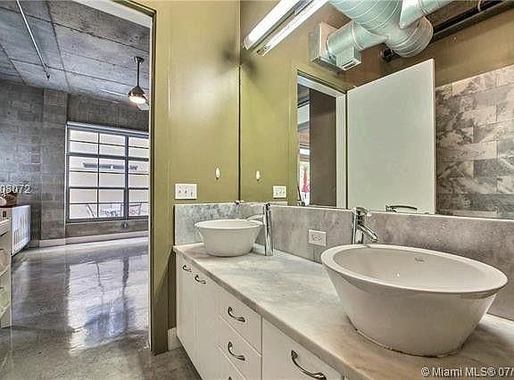 3rd image of 434 NW 1st Ave APT 202
