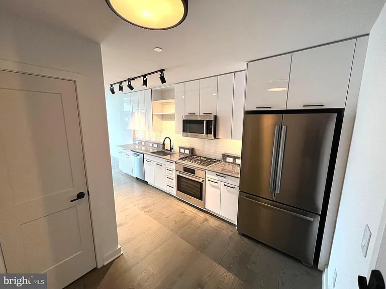 70 N St SE #605 — Photo 16