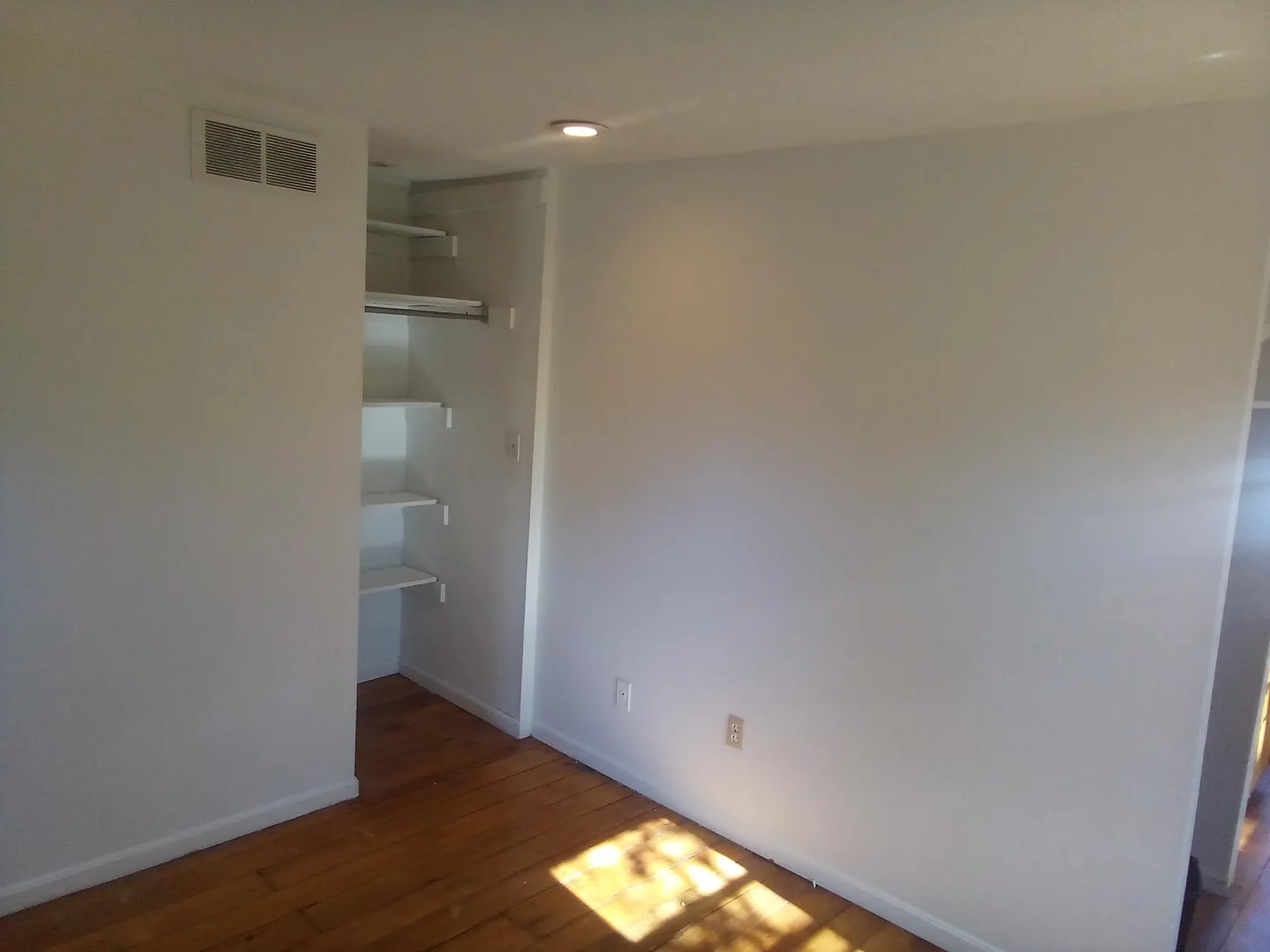 Studio, 300 sqft, $600 — Photo 4