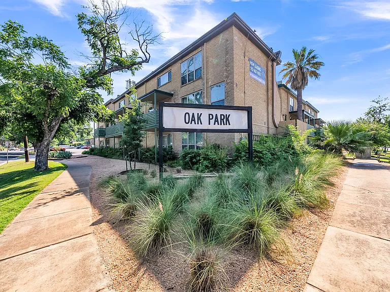 Oak Park Apartments — Photo 1