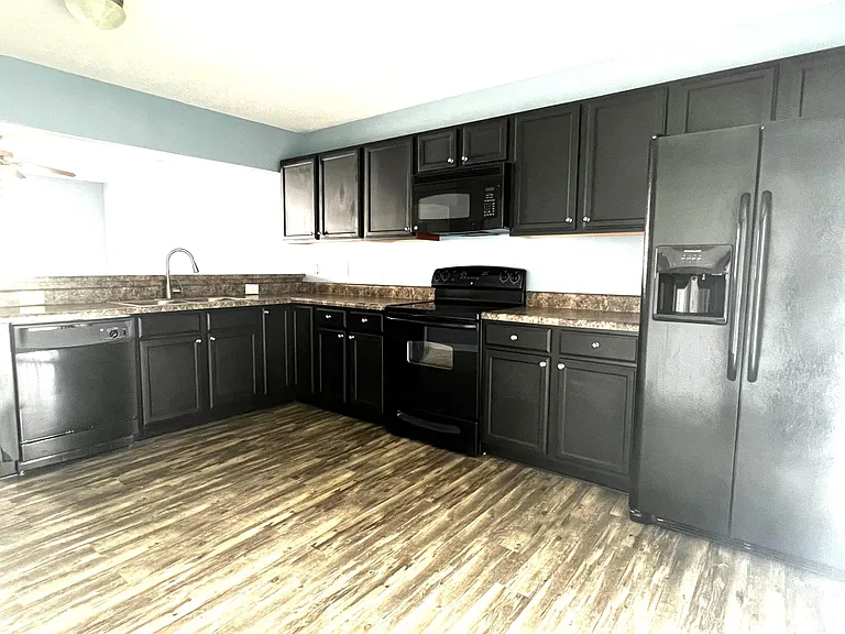 3001 Grandeur Ave — Photo 5