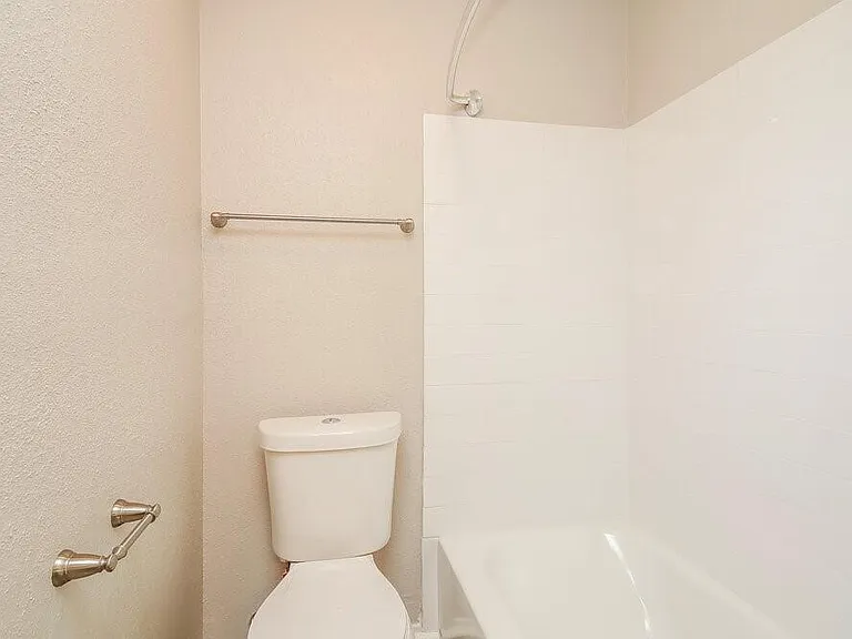 5014 Meadow Crest St — Photo 14