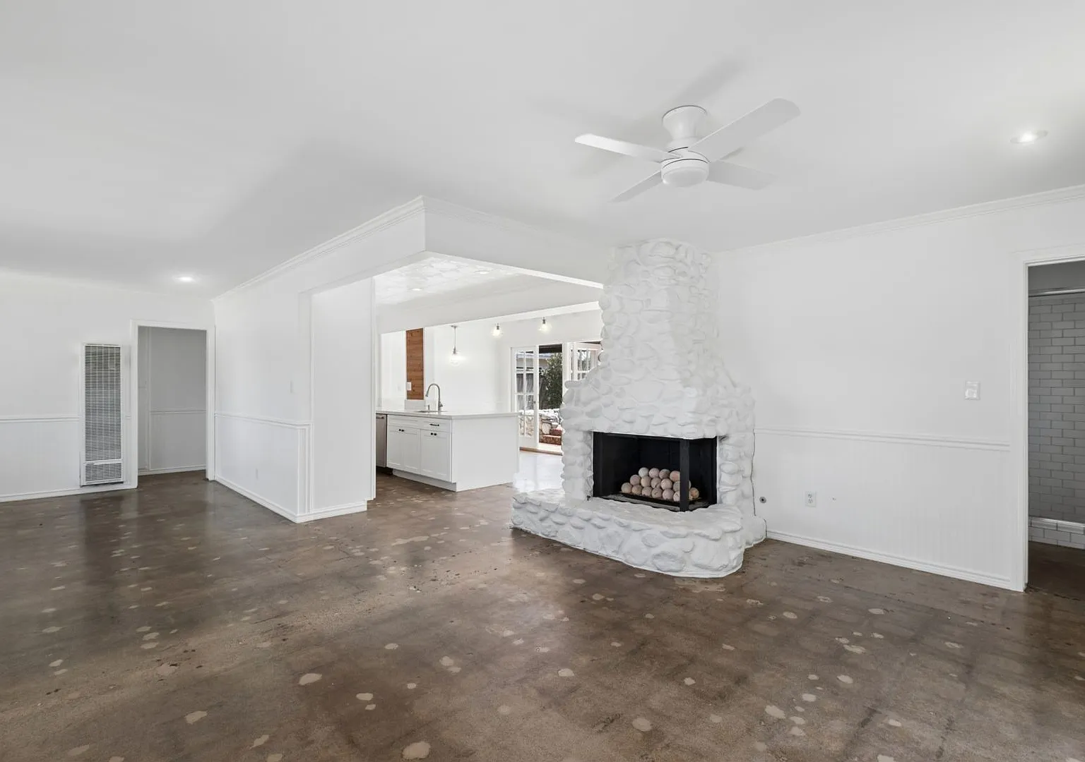 Charming Eastside Costa Mesa Bungalow — Photo 3