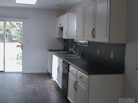 3rd image of 900 Islip Ave