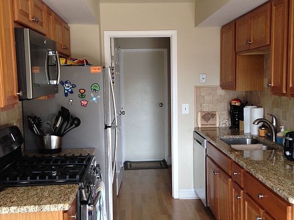 4th image of 330 Hampton Ct Unit B