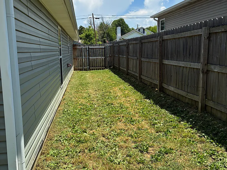 1423 Irwin Ave — Photo 3