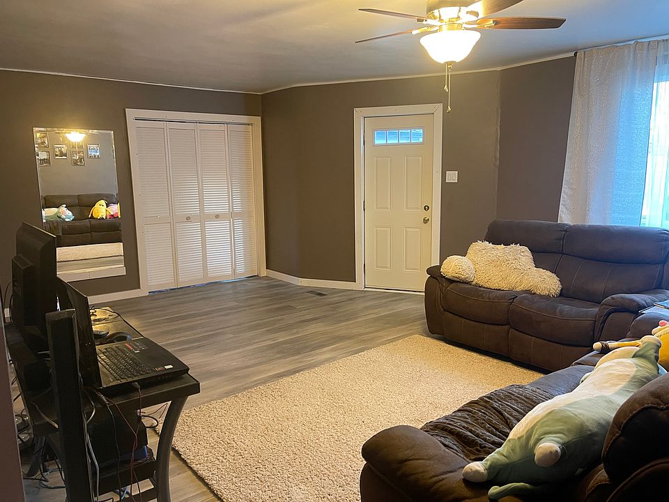 2nd image of 814 Athabasca St E