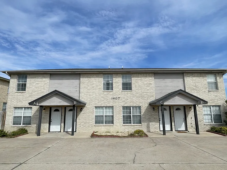 1607 Dugger Circle — Photo 1