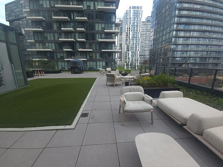 30 Mutual St — Photo 10
