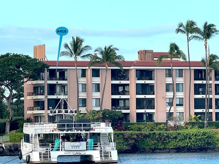 conveniently located - walk to any of your scheduled boat tours