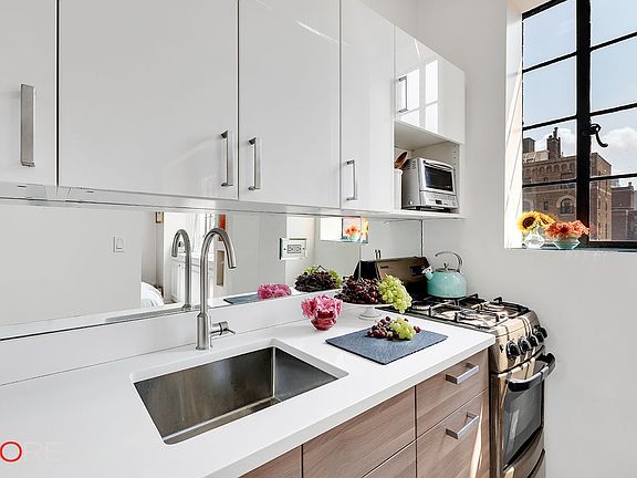 4th image of 10 Park Ave #15F