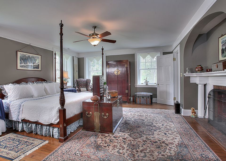 Master bedroom w/fireplace