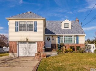 38 Parkview Cir, Bethpage, NY 11714