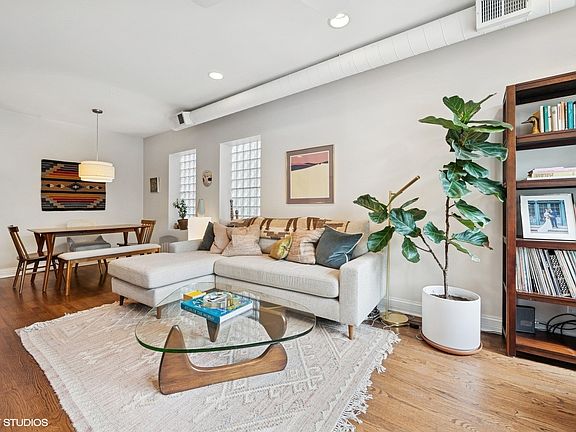 2nd image of 1102 N Paulina St #201