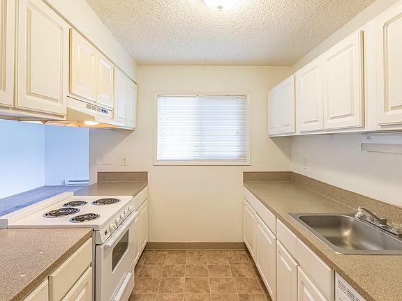 3rd image of 15994 E Burnside St #0