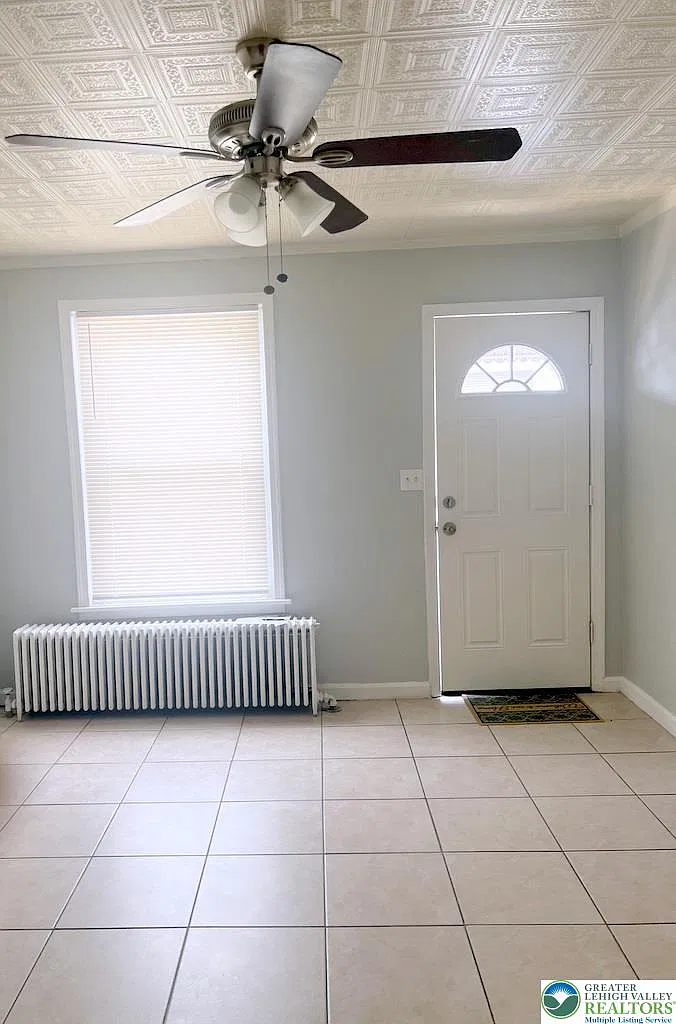 3 bed, 1.0 bath, 1008 sqft, $1,850 — Photo 2