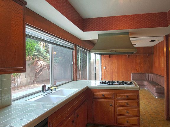 Kitchen & Dining Area