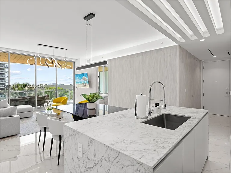 5775 Collins Ave #405 — Photo 7