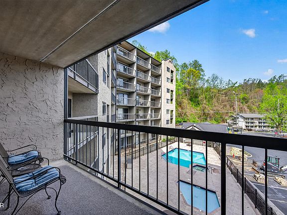 2nd image of 306 Baskins Creek Rd #305