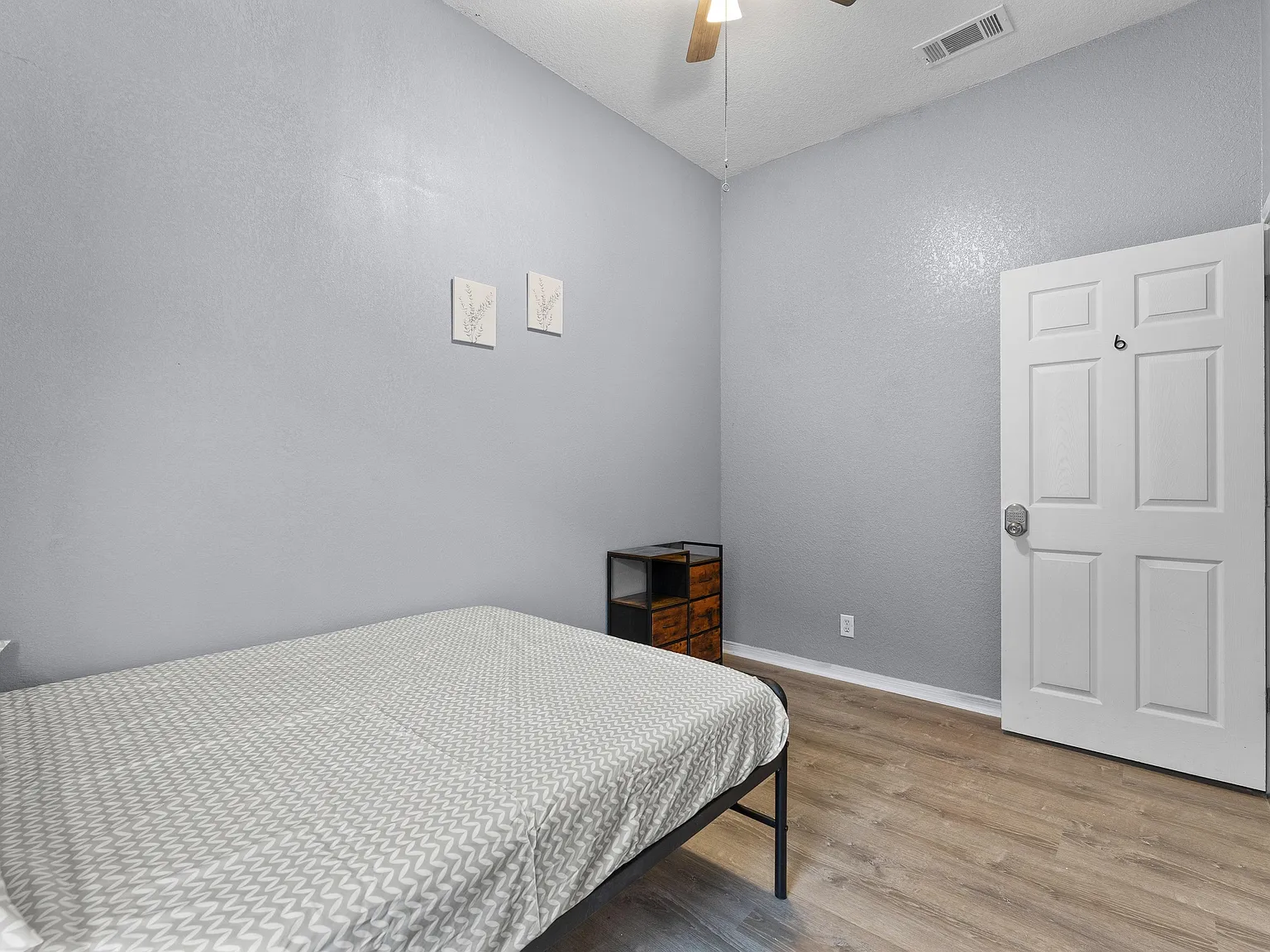 4 bed, 3.0 bath, 1923 sqft, $672 — Photo 1