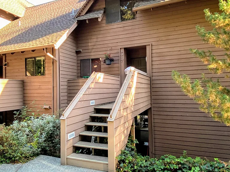 Harborview Dr — Photo 2