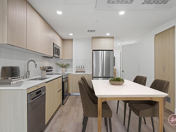 4th image of 7050 Hawthorn Ave #Penthouse 12